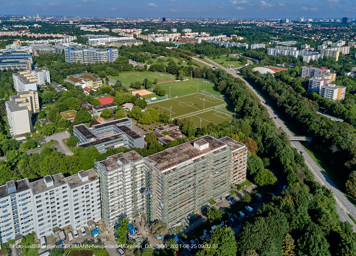 25.08.2021 - Luftaufnahmen und Rundumblick vom Annette-Kolb-Anger aus auf das östliche Neuperlach