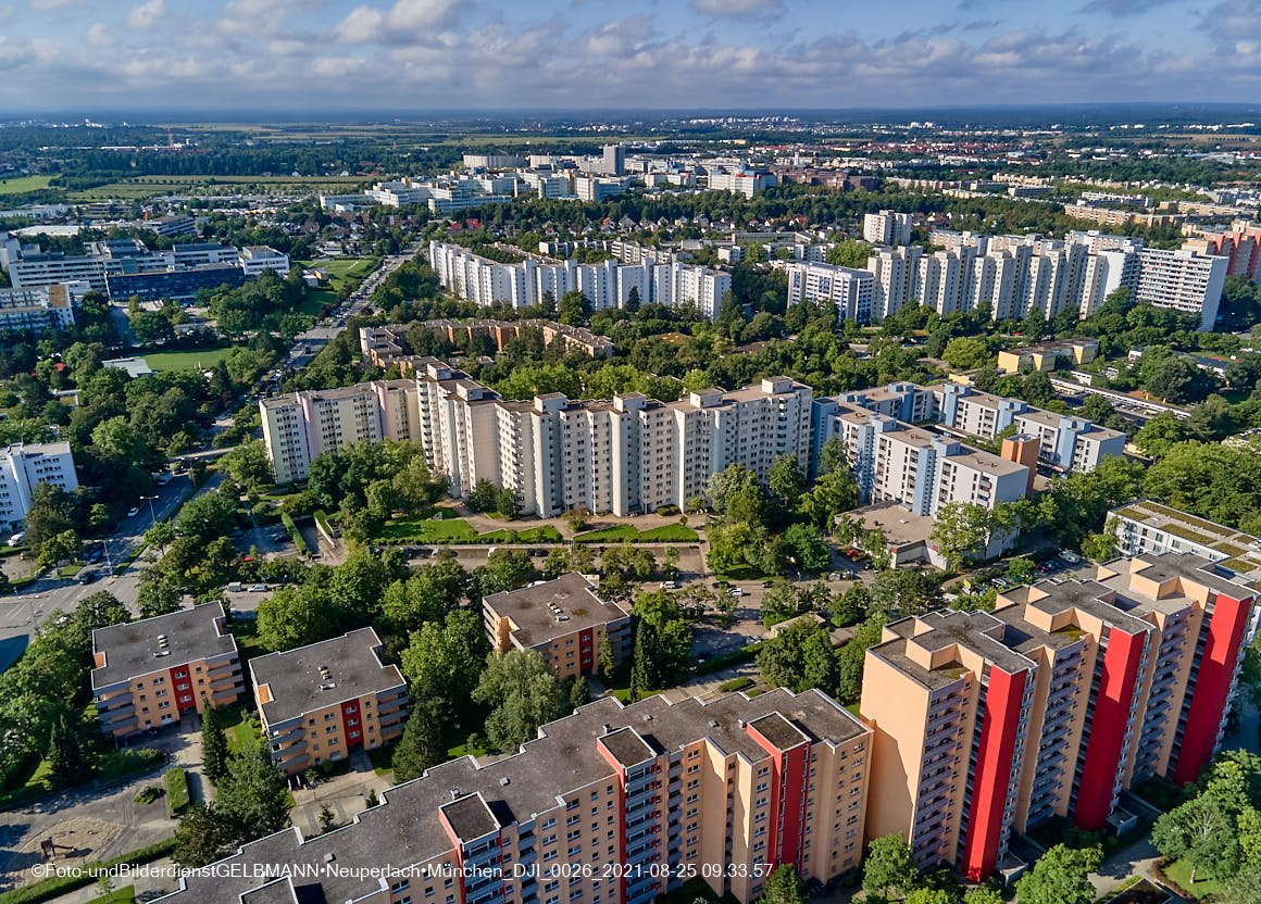 25.08.2021 - Luftaufnahmen und Rundumblick von der Ständlerstrasse und Karl-Marx-Ring auf das östliche Neuperlach