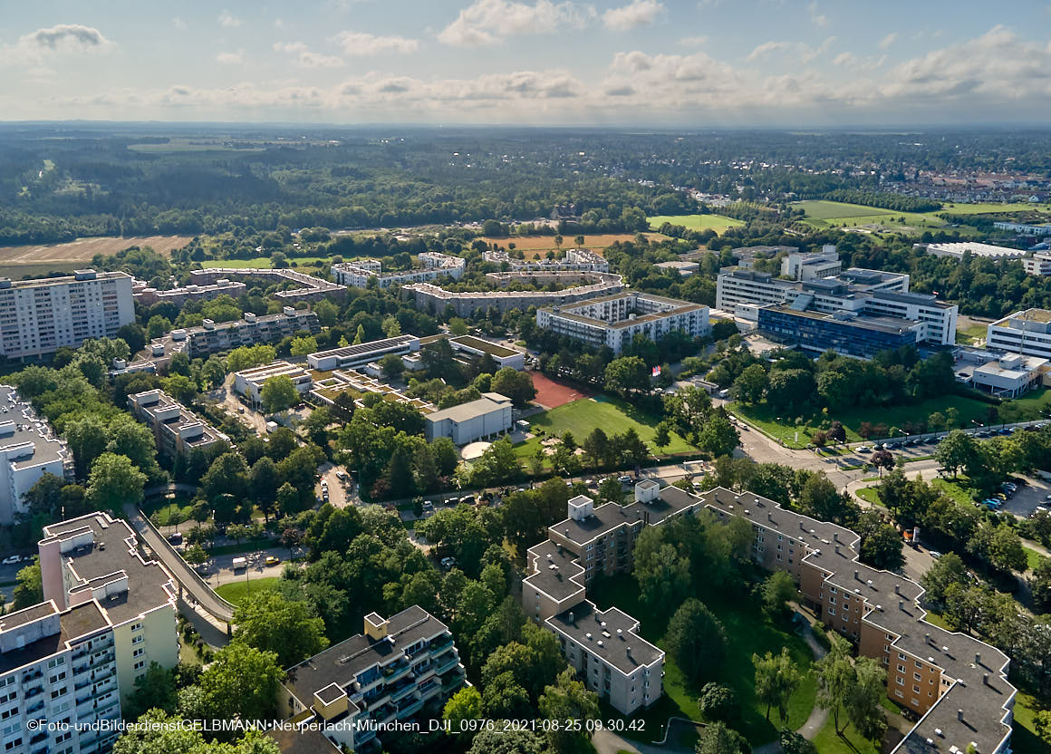 25.08.2021 - Luftaufnahmen und Rundumblick von der Kafkastraße aus auf das östliche Neuperlach