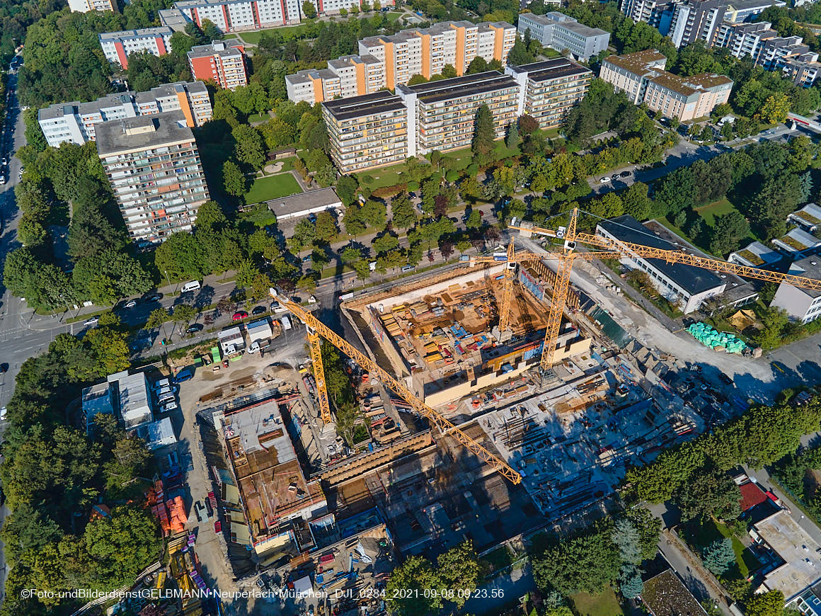 11.09.2021 - Luftaufnahmen der Grundschule am Karl-Marx-Ring in Neuperlach