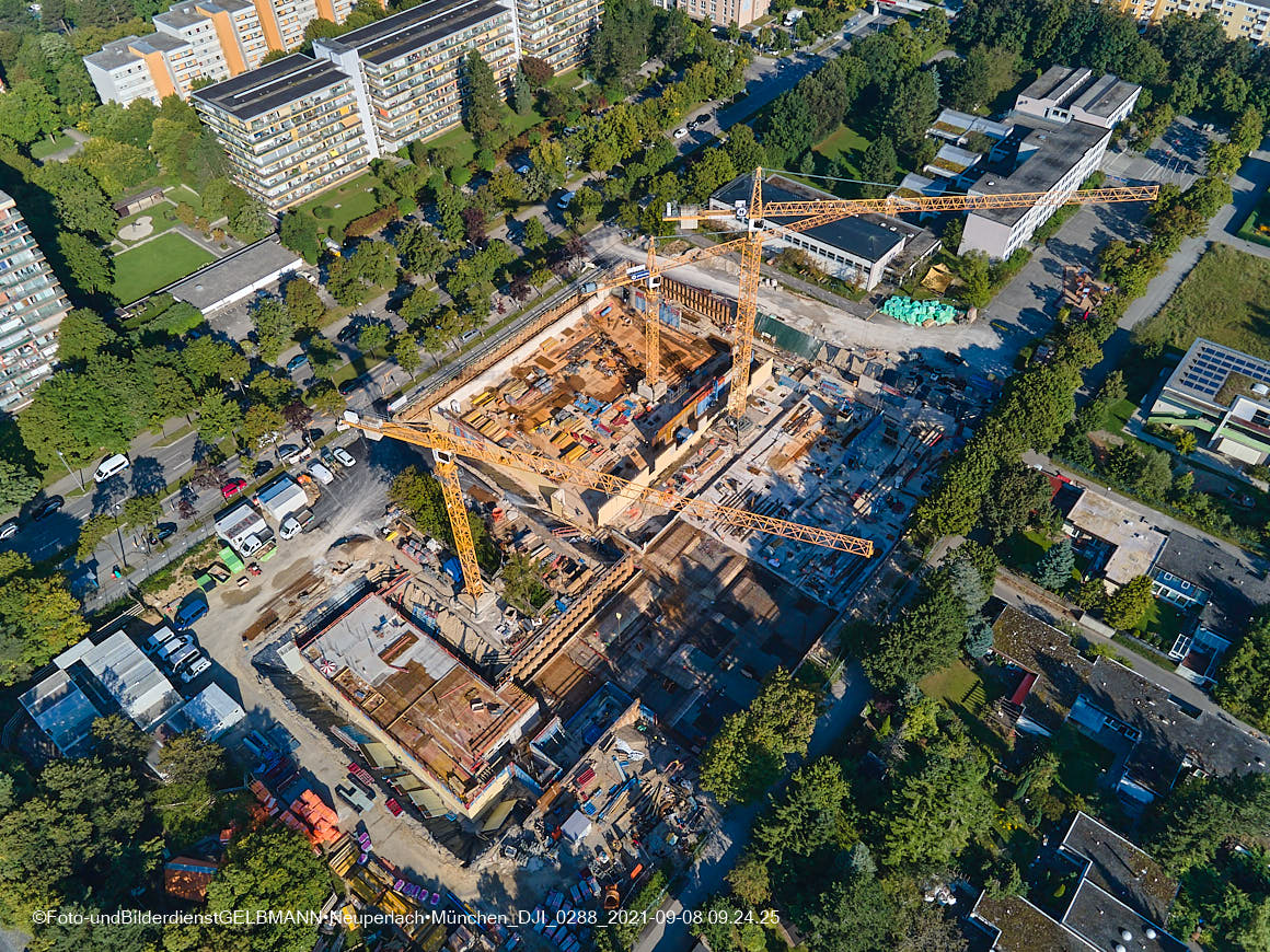 11.09.2021 - Luftaufnahmen der Grundschule am Karl-Marx-Ring in Neuperlach