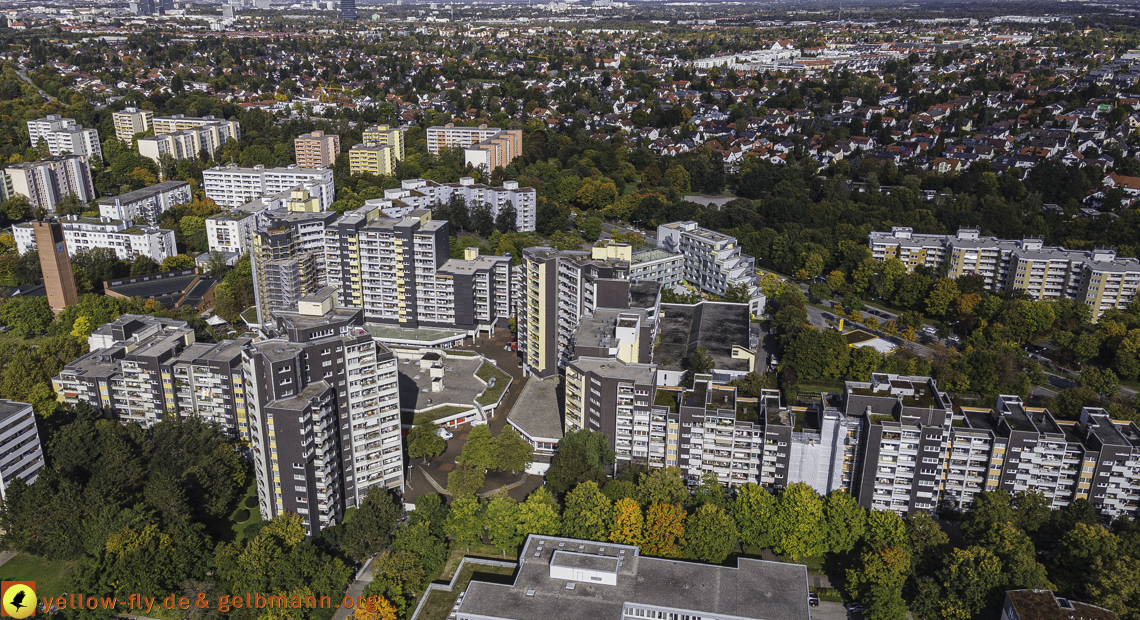 15.10.2021 - Marx-Zentrum, die kleinere Wohnanlage am Karl-Marx-Ring 52-62, Alexisquartier und Grundschule in Neuperlach
