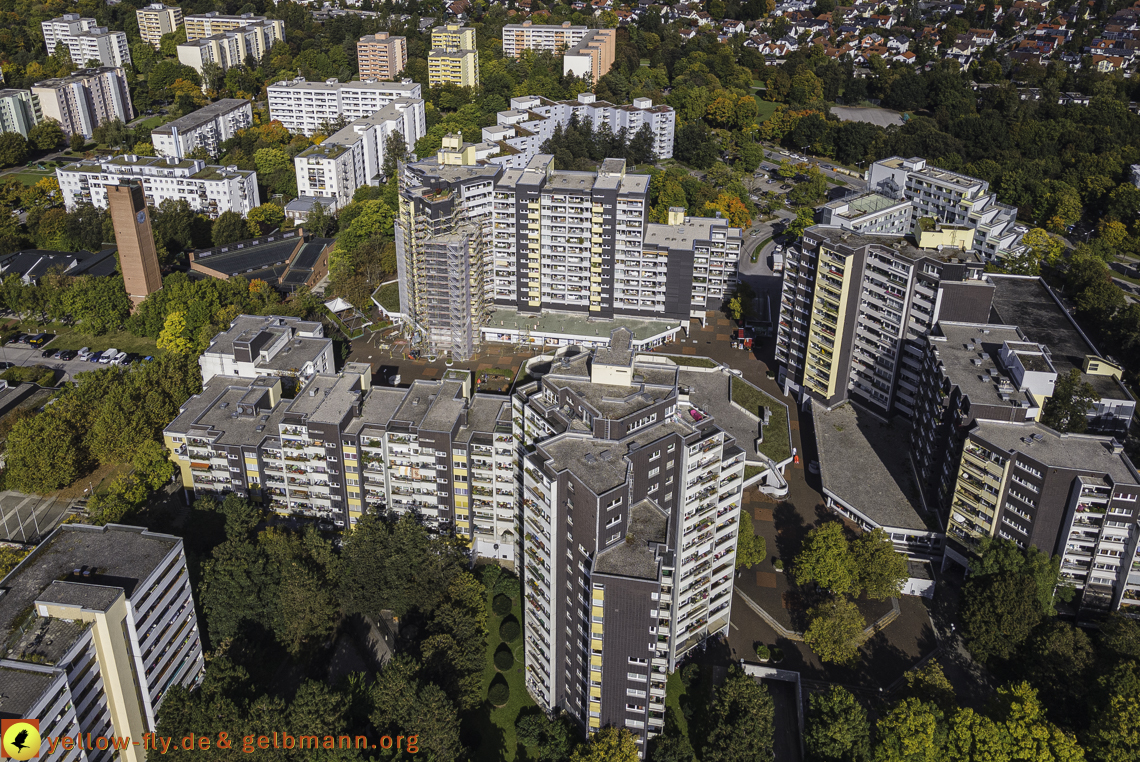 15.10.2021 - Marx-Zentrum, die kleinere Wohnanlage am Karl-Marx-Ring 52-62, Alexisquartier und Grundschule in Neuperlach
