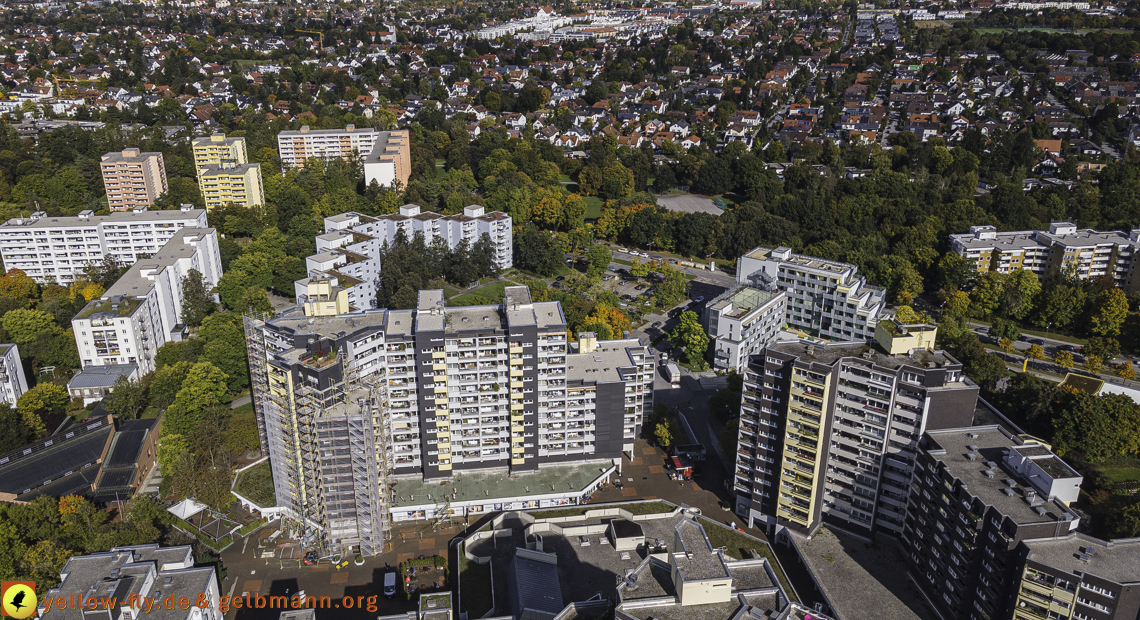 15.10.2021 - Marx-Zentrum, die kleinere Wohnanlage am Karl-Marx-Ring 52-62, Alexisquartier und Grundschule in Neuperlach