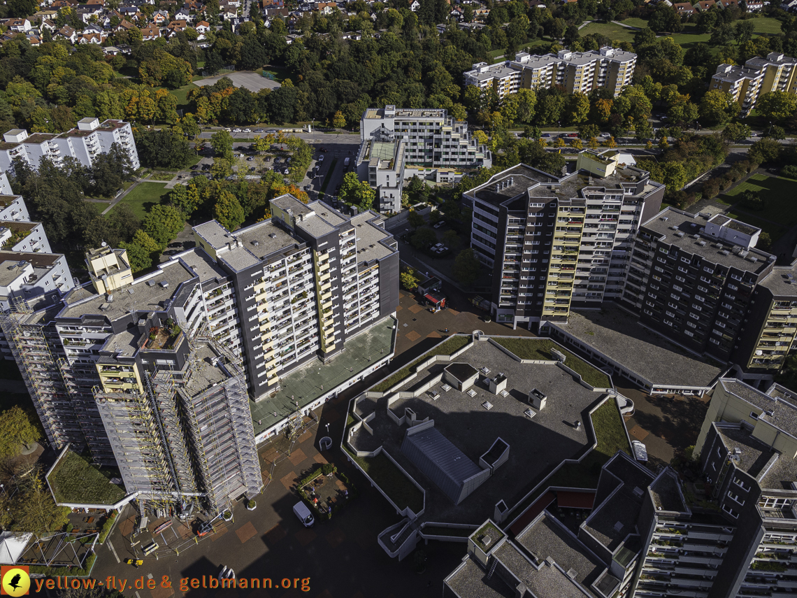 15.10.2021 - Marx-Zentrum, die kleinere Wohnanlage am Karl-Marx-Ring 52-62, Alexisquartier und Grundschule in Neuperlach