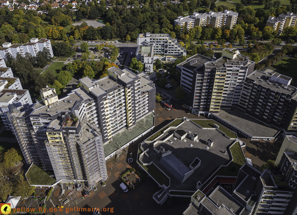 15.10.2021 - Marx-Zentrum, die kleinere Wohnanlage am Karl-Marx-Ring 52-62, Alexisquartier und Grundschule in Neuperlach