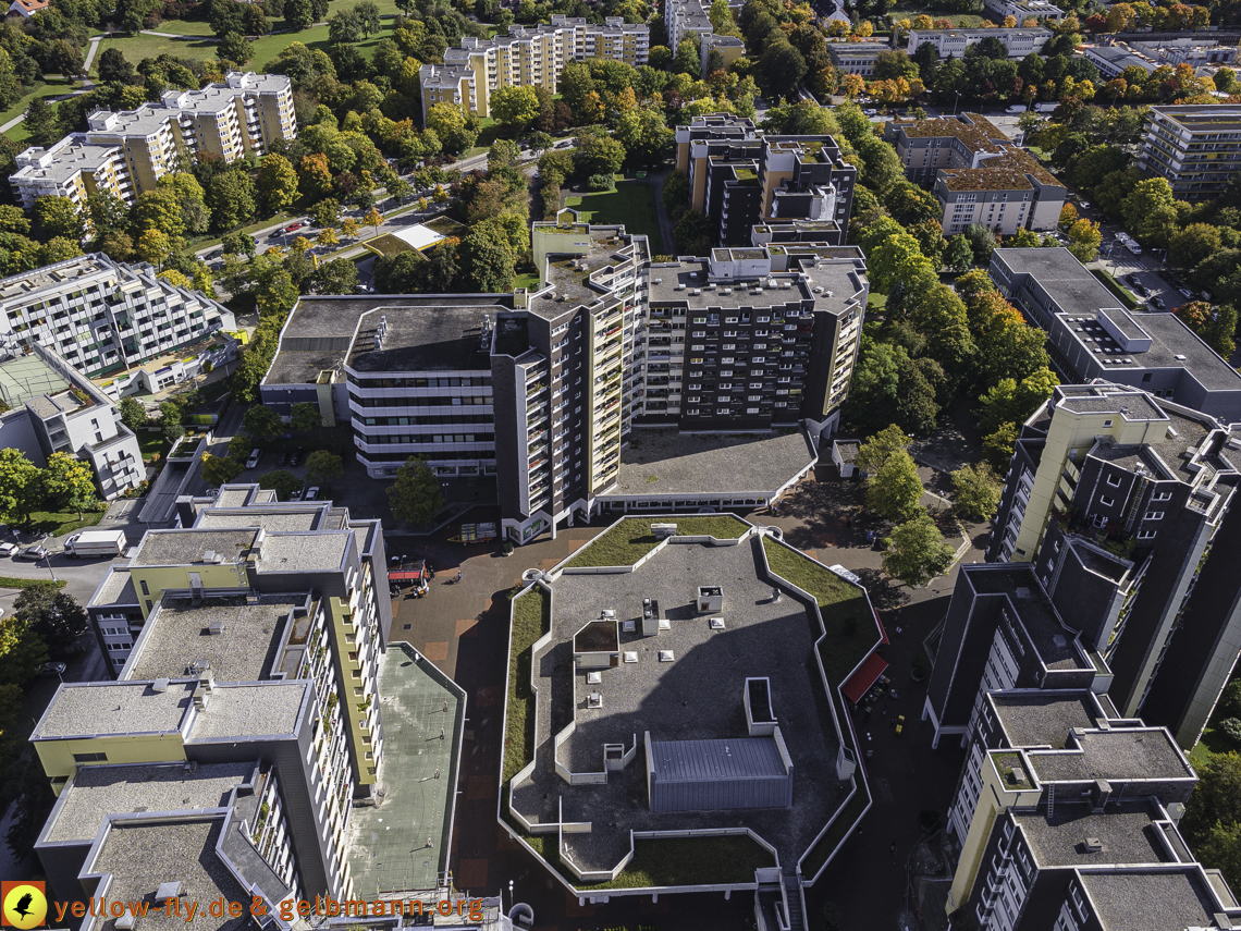 15.10.2021 - Marx-Zentrum, die kleinere Wohnanlage am Karl-Marx-Ring 52-62, Alexisquartier und Grundschule in Neuperlach