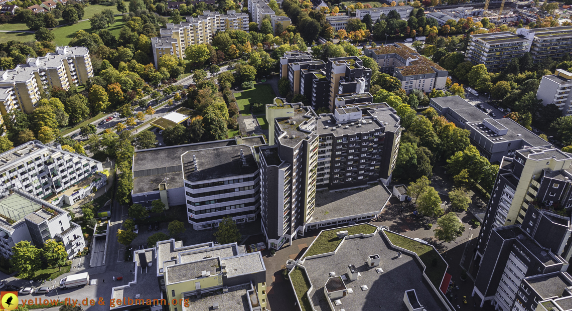 15.10.2021 - Marx-Zentrum, die kleinere Wohnanlage am Karl-Marx-Ring 52-62, Alexisquartier und Grundschule in Neuperlach