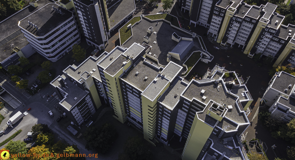 15.10.2021 - Marx-Zentrum, die kleinere Wohnanlage am Karl-Marx-Ring 52-62, Alexisquartier und Grundschule in Neuperlach