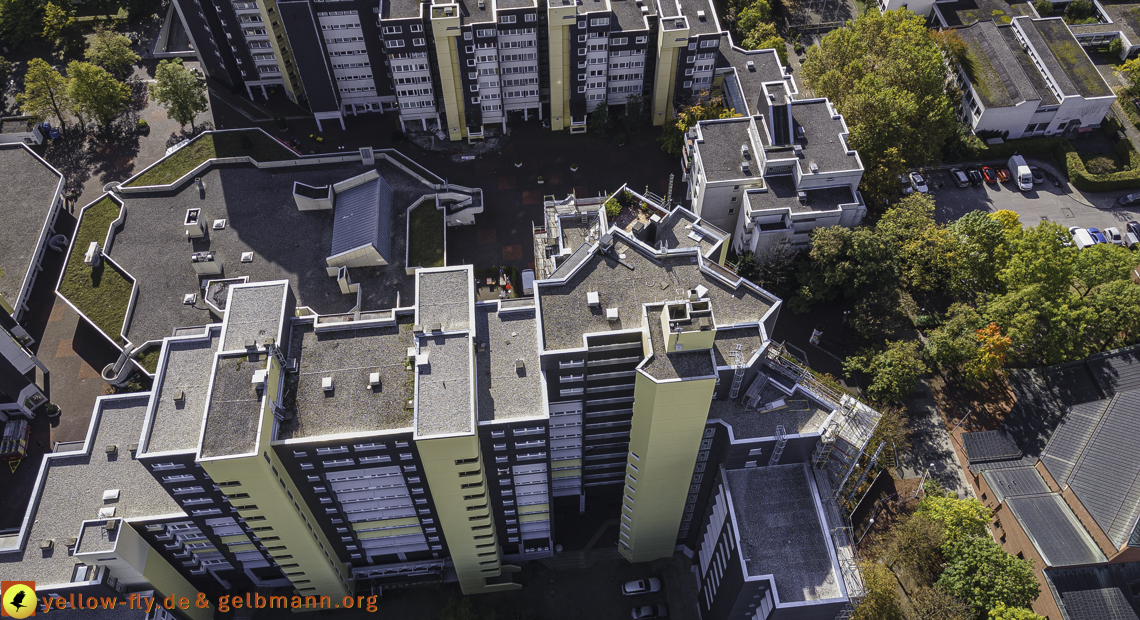 15.10.2021 - Marx-Zentrum, die kleinere Wohnanlage am Karl-Marx-Ring 52-62, Alexisquartier und Grundschule in Neuperlach