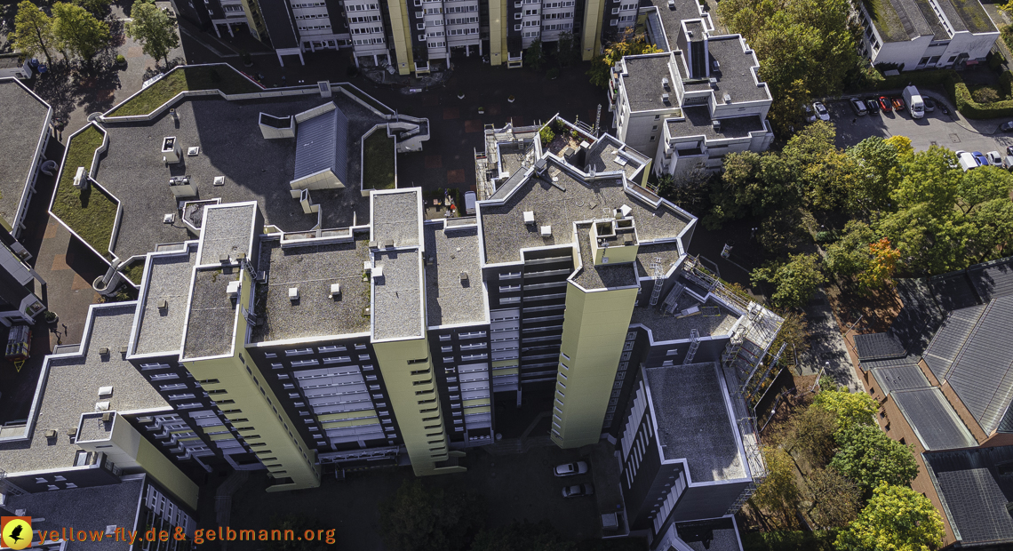 15.10.2021 - Marx-Zentrum, die kleinere Wohnanlage am Karl-Marx-Ring 52-62, Alexisquartier und Grundschule in Neuperlach