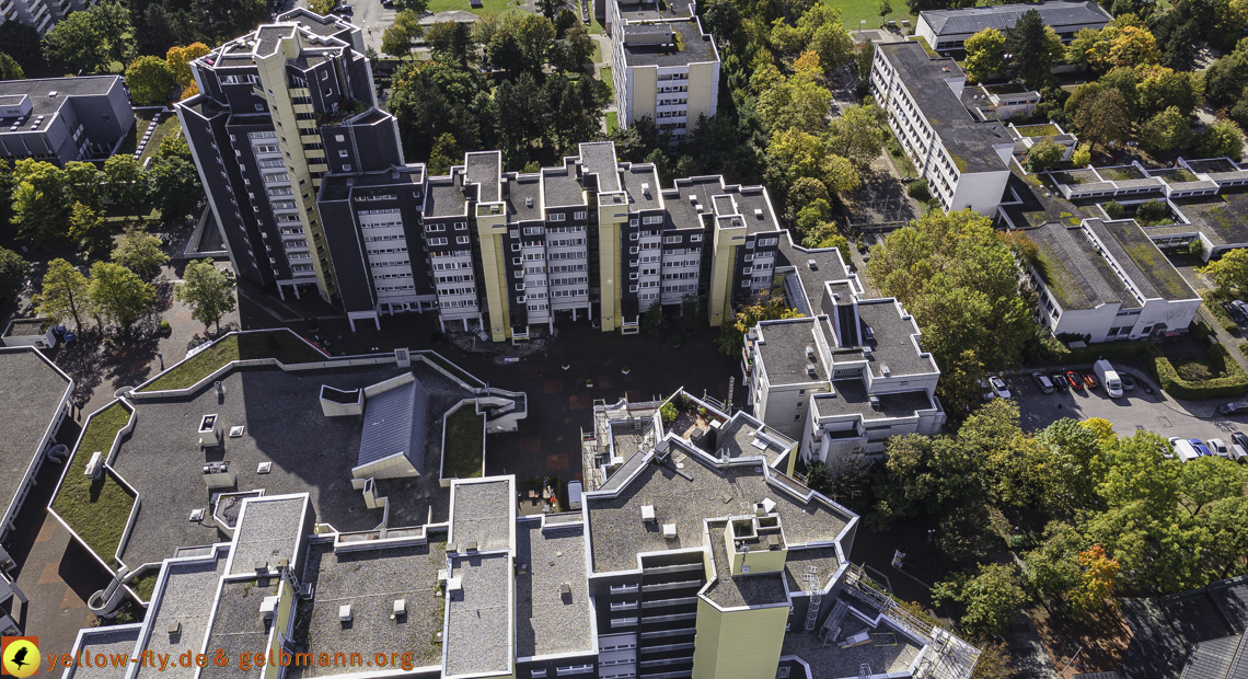 15.10.2021 - Marx-Zentrum, die kleinere Wohnanlage am Karl-Marx-Ring 52-62, Alexisquartier und Grundschule in Neuperlach