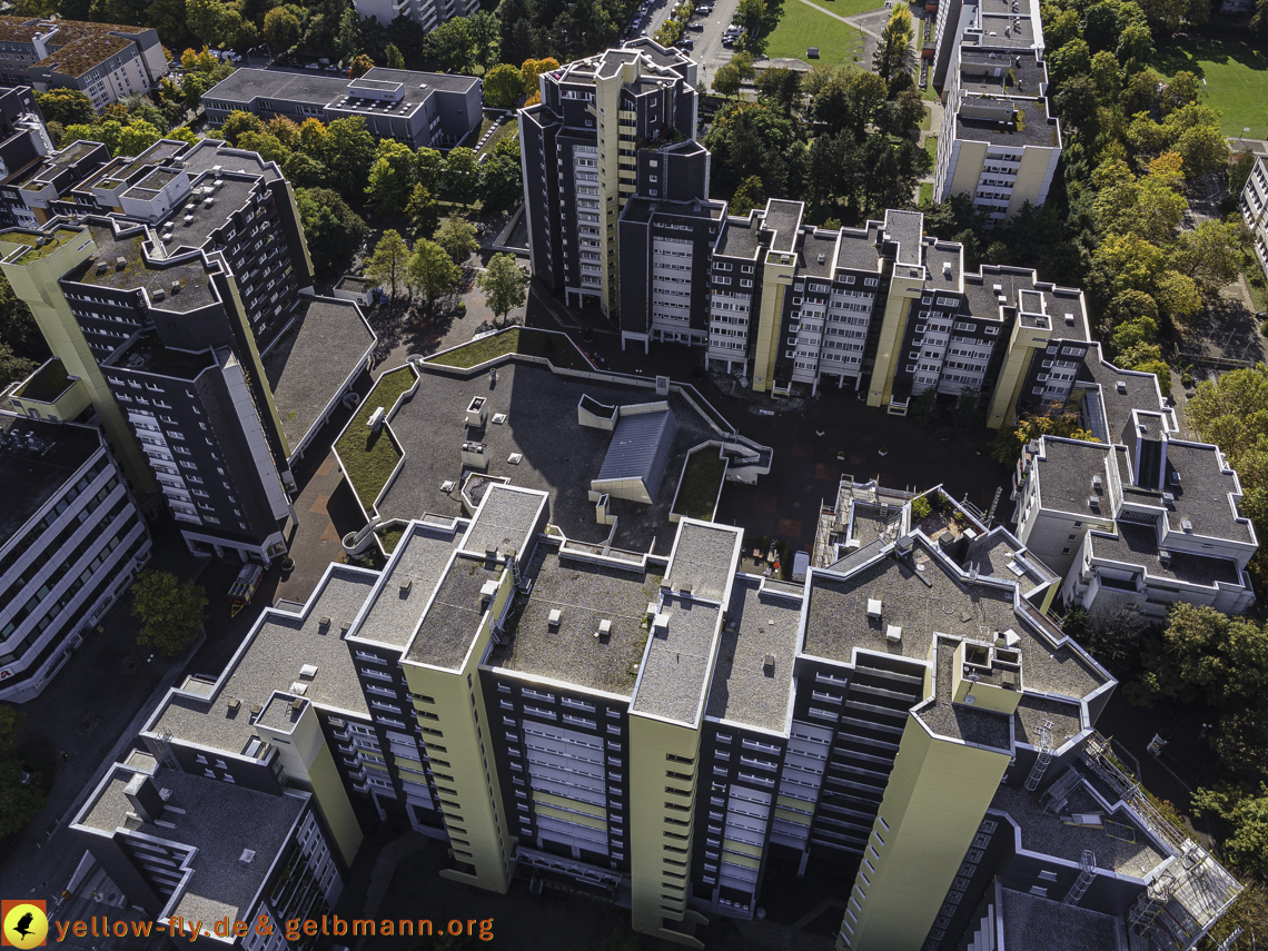 15.10.2021 - Marx-Zentrum, die kleinere Wohnanlage am Karl-Marx-Ring 52-62, Alexisquartier und Grundschule in Neuperlach