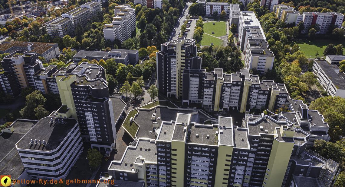 15.10.2021 - Marx-Zentrum, die kleinere Wohnanlage am Karl-Marx-Ring 52-62, Alexisquartier und Grundschule in Neuperlach