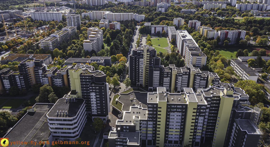 15.10.2021 - Marx-Zentrum, die kleinere Wohnanlage am Karl-Marx-Ring 52-62, Alexisquartier und Grundschule in Neuperlach