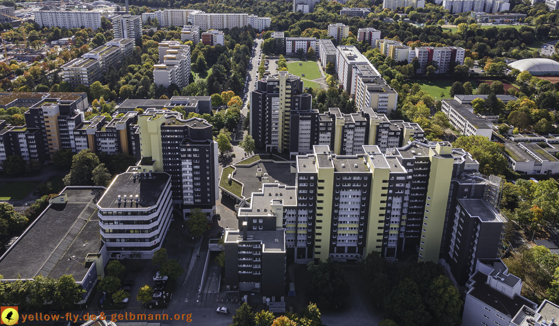 15.10.2021 - Marx-Zentrum, die kleinere Wohnanlage am Karl-Marx-Ring 52-62, Alexisquartier und Grundschule in Neuperlach