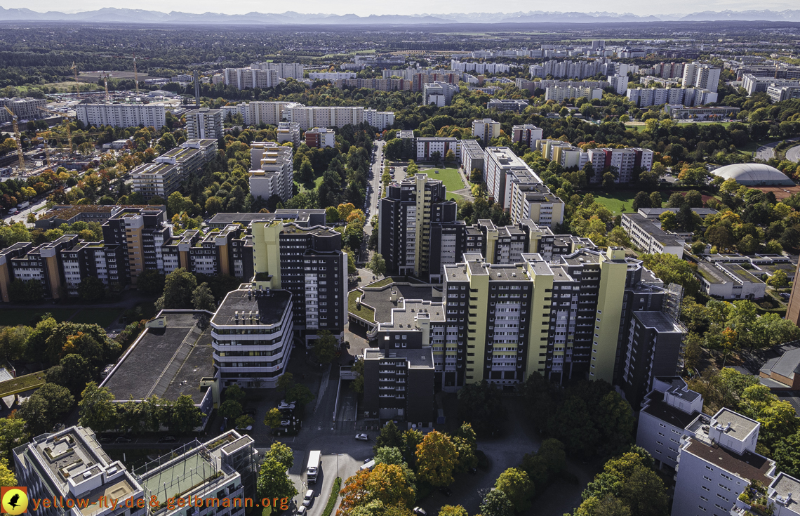 15.10.2021 - Marx-Zentrum, die kleinere Wohnanlage am Karl-Marx-Ring 52-62, Alexisquartier und Grundschule in Neuperlach