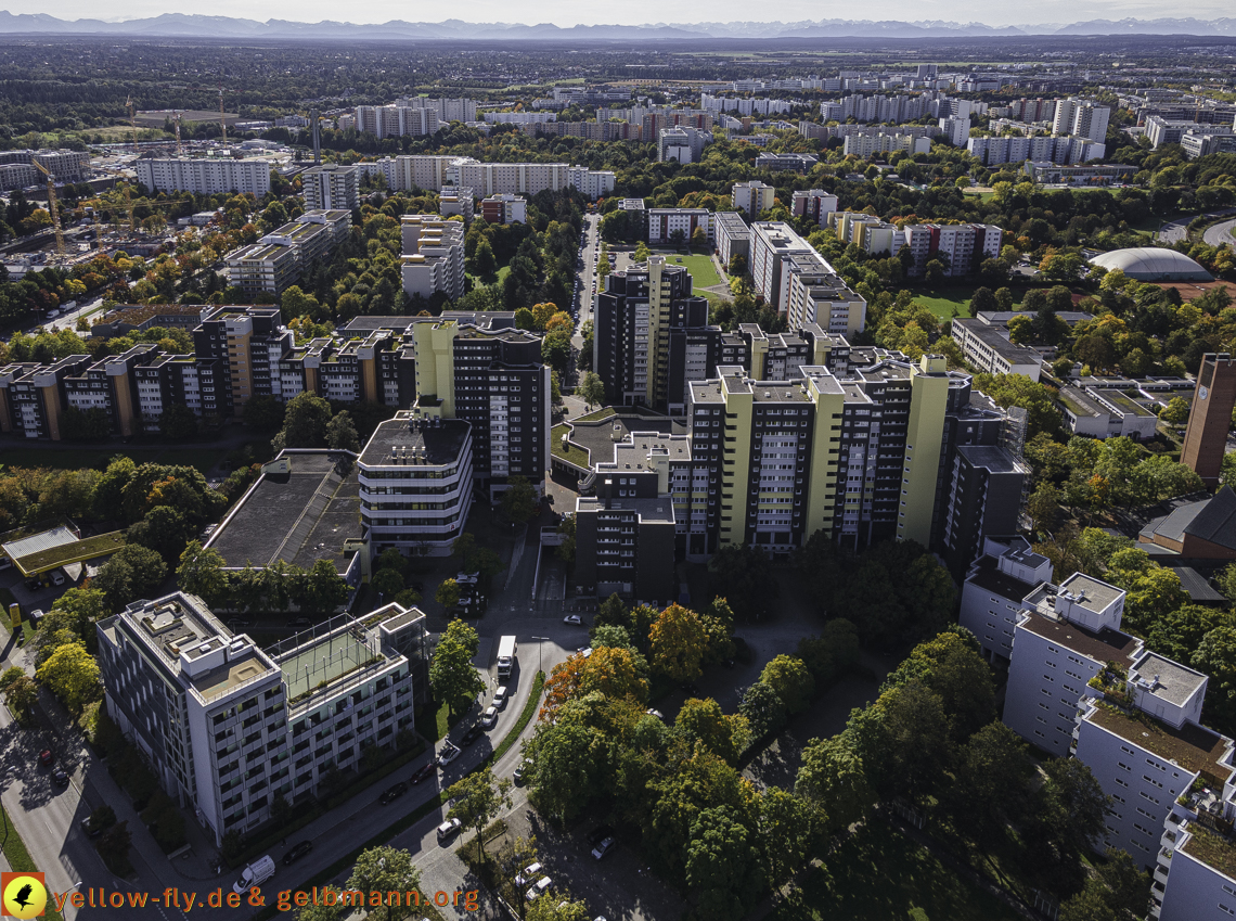 15.10.2021 - Marx-Zentrum, die kleinere Wohnanlage am Karl-Marx-Ring 52-62, Alexisquartier und Grundschule in Neuperlach