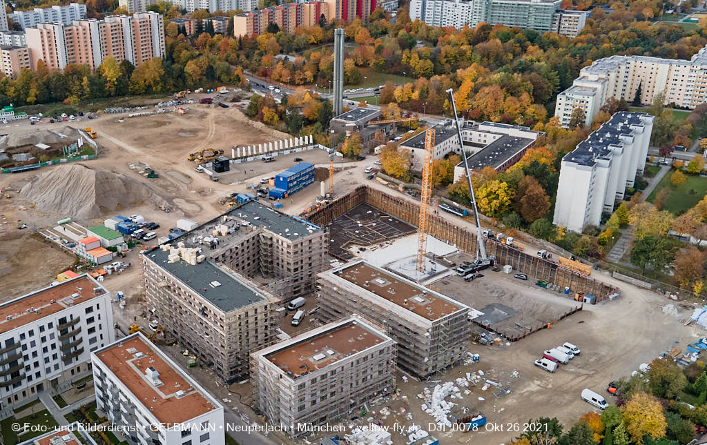 26.10.2021 - Kranaufbau im Alexisquartier in Neuperlach