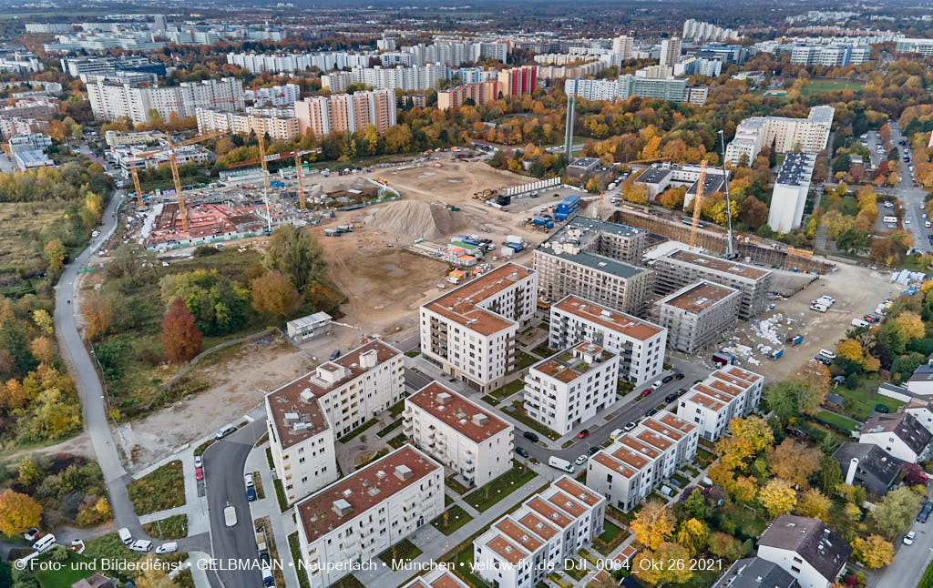 26.10.2021 - Kranaufbau im Alexisquartier in Neuperlach