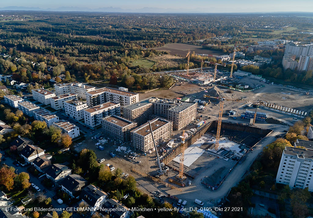 27.10.2021 - Kranaufbau im Alexisquartier in Neuperlach