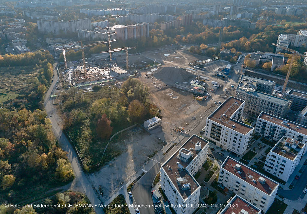 27.10.2021 - Kranaufbau im Alexisquartier in Neuperlach