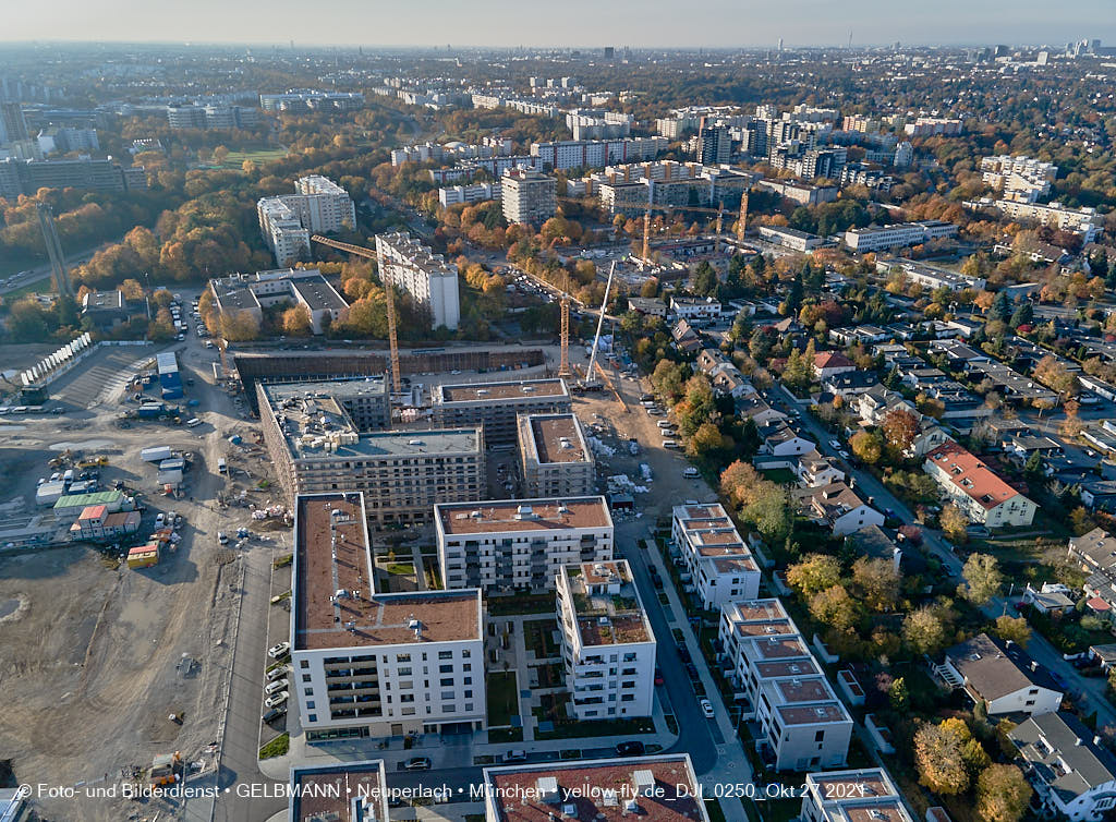 27.10.2021 - Kranaufbau im Alexisquartier in Neuperlach