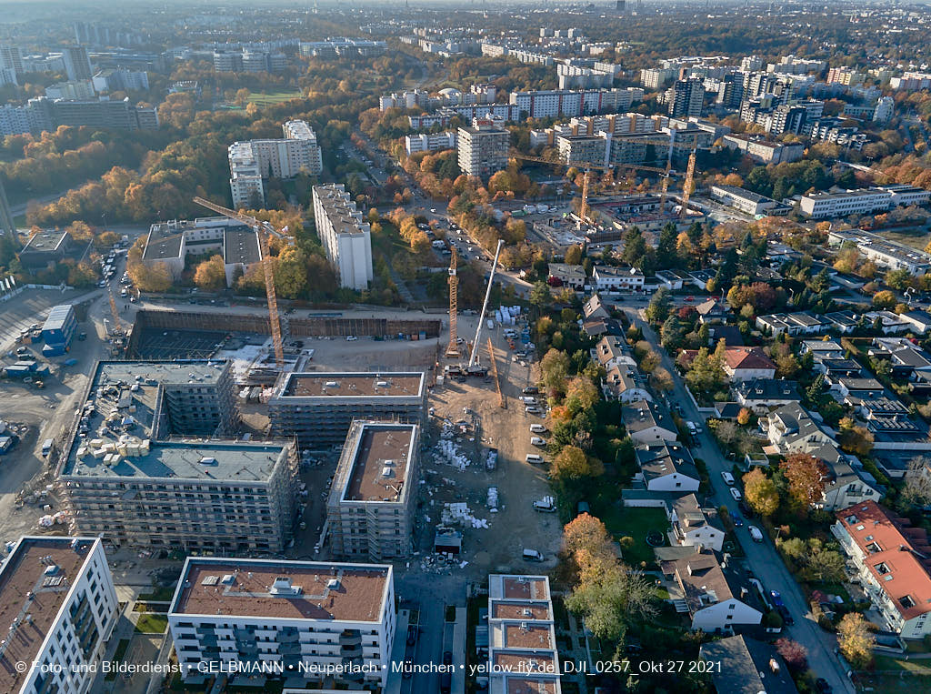 27.10.2021 - Kranaufbau im Alexisquartier in Neuperlach
