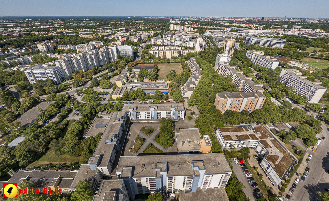 07.07.2023 - Gerhart-Hauptmann-Ring mit Pflegeheim Perlachstift und Umgebung in Neuperlach