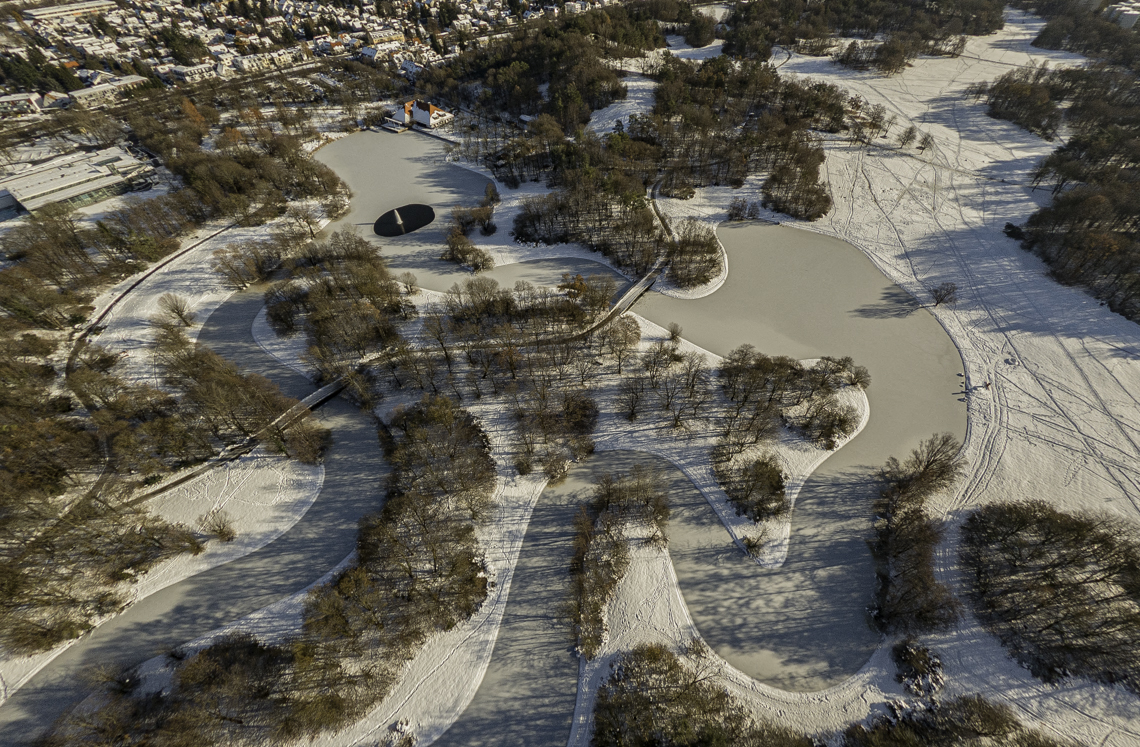 06.12.2021 - der Ostpark mit Schnee im Winter 2023 in Neuperlach