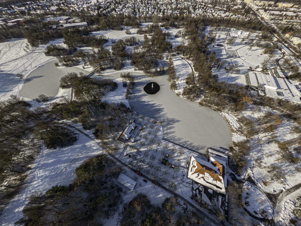 06.12.2021 - der Ostpark mit Schnee im Winter 2023 in Neuperlach