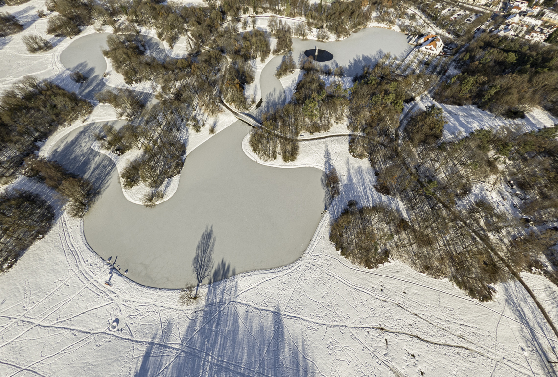 06.12.2021 - der Ostpark mit Schnee im Winter 2023 in Neuperlach