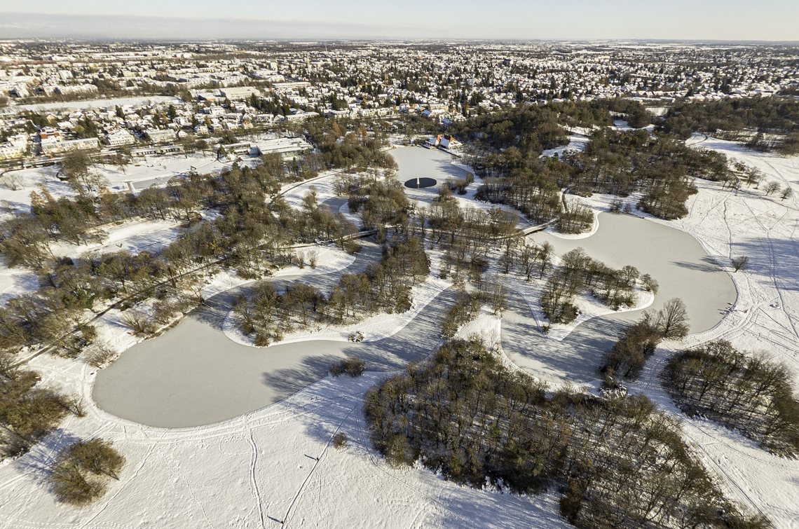 06.12.2021 - der Ostpark mit Schnee im Winter 2023 in Neuperlach
