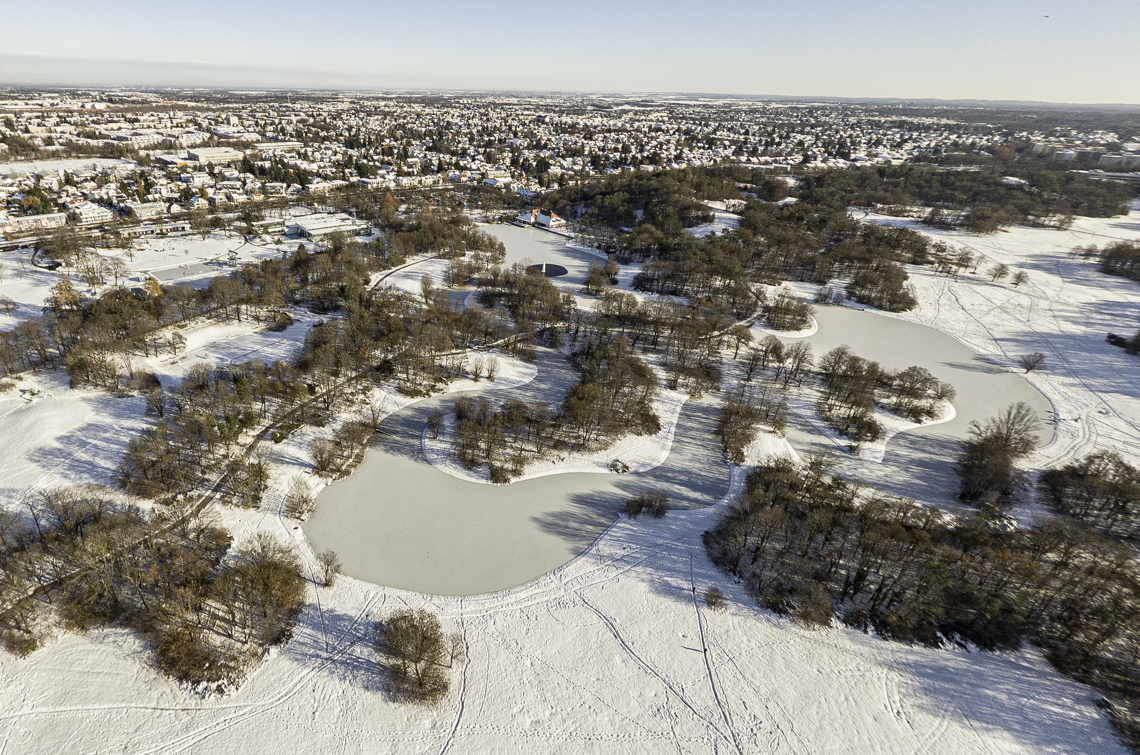06.12.2021 - der Ostpark mit Schnee im Winter 2023 in Neuperlach