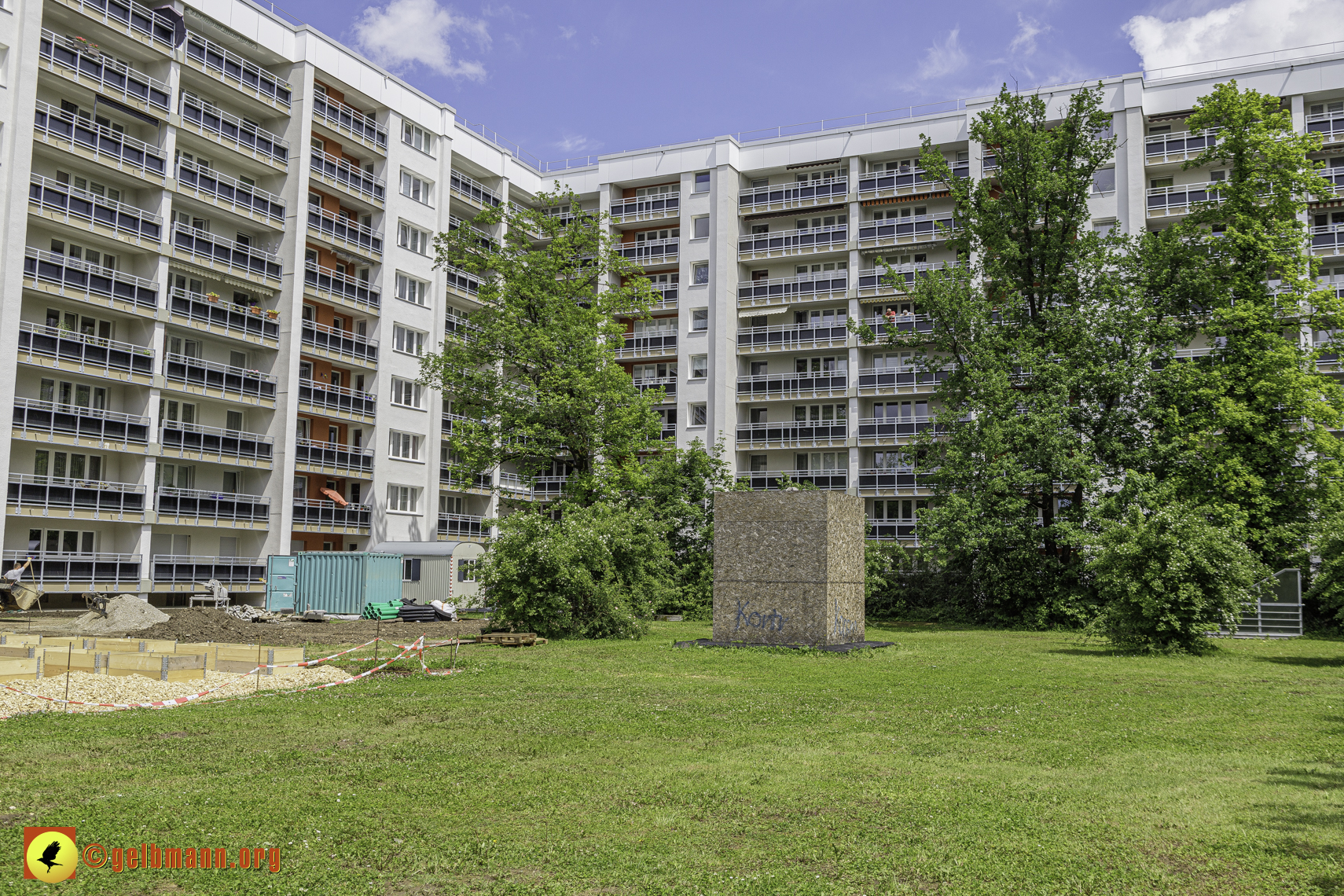 25.04.2024 - Sanierung und Blumenbeet am Karl-Marx-Ring 11-21
