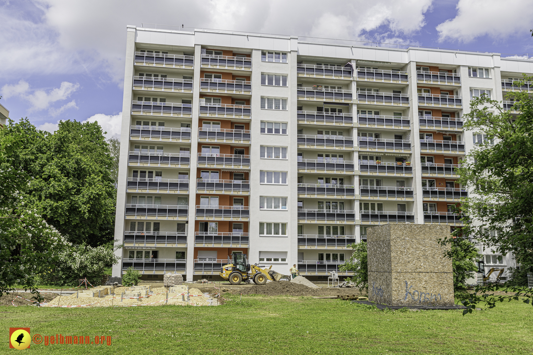 25.04.2024 - Sanierung und Blumenbeet am Karl-Marx-Ring 11-21