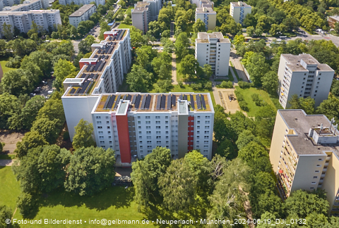 18.06.2024 - Baustelle am Karl-Marx-Ring 11-21 mit Dach-Solaranlage in Neuperlach