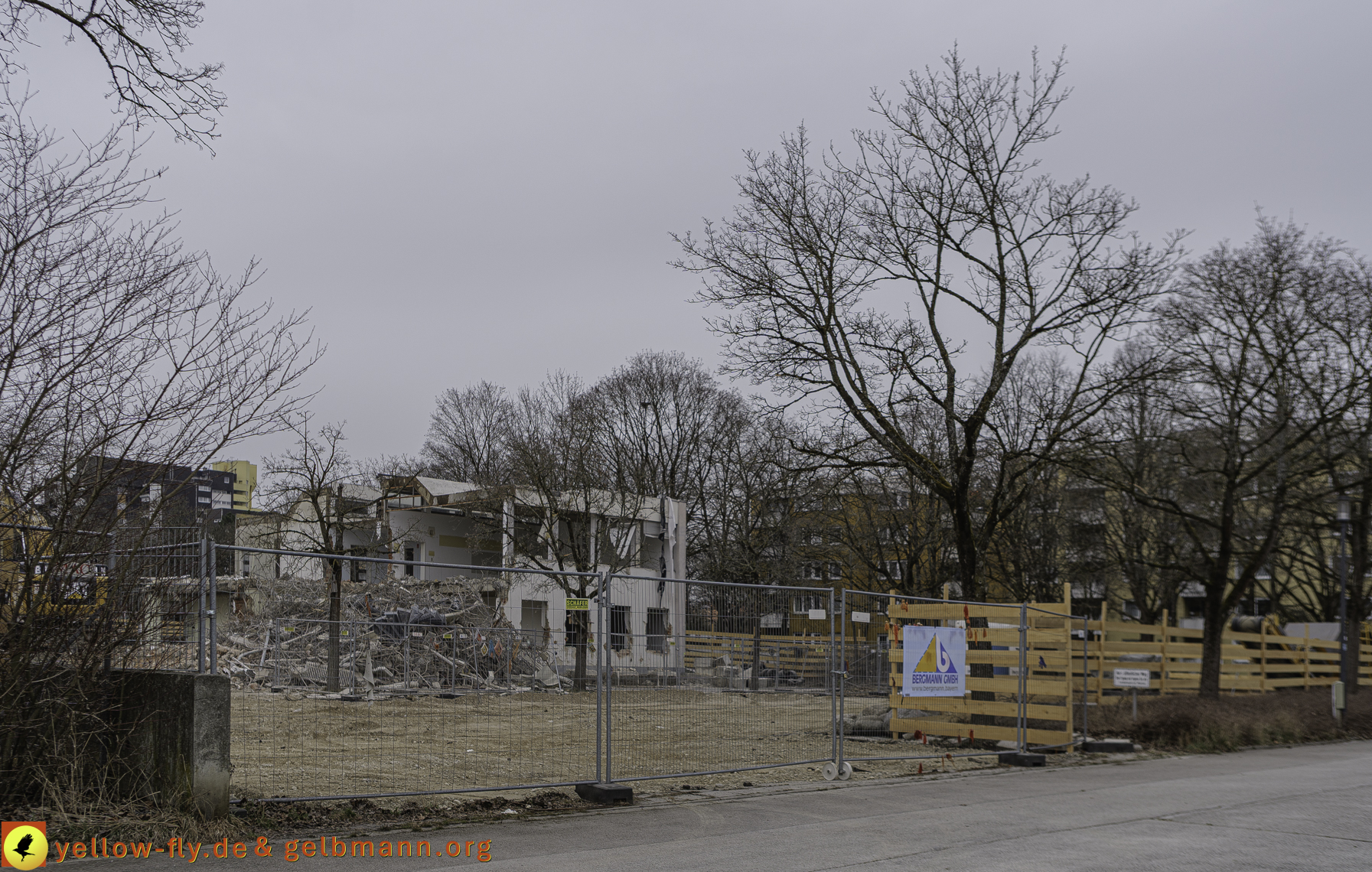 12.03.2025 - Bagger-Abriss der Grundschule am Karl-Marx-Ring in Neuperlach