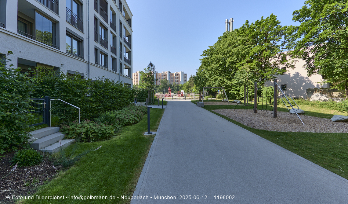 12.06.2025 - Alexisquartier_mit_Wohnanlage Karl-Marx-Ring 52-62 und das Marx-Zentrum in Neuperlach
