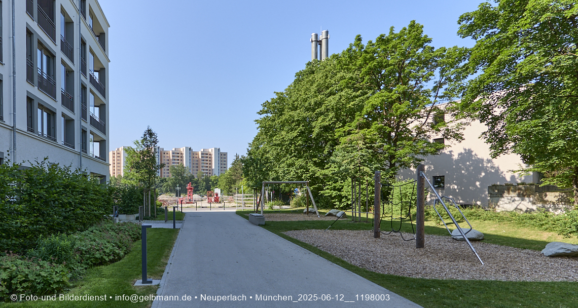 12.06.2025 - Alexisquartier_mit_Wohnanlage Karl-Marx-Ring 52-62 und das Marx-Zentrum in Neuperlach