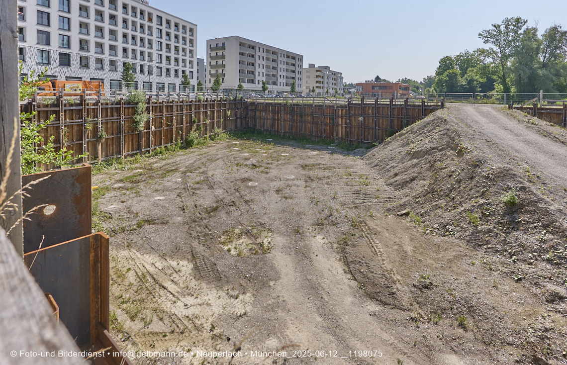 12.06.2025 - Alexisquartier_mit_Wohnanlage Karl-Marx-Ring 52-62 und das Marx-Zentrum in Neuperlach