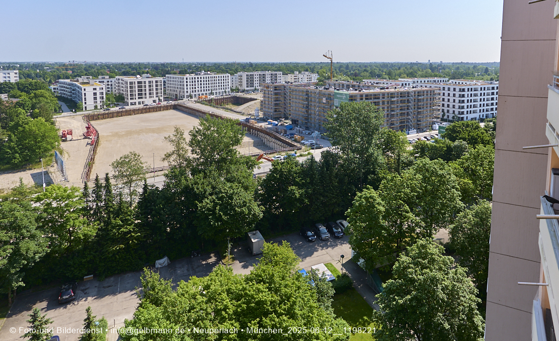 12.06.2025 - Alexisquartier_mit_Wohnanlage Karl-Marx-Ring 52-62 und das Marx-Zentrum in Neuperlach
