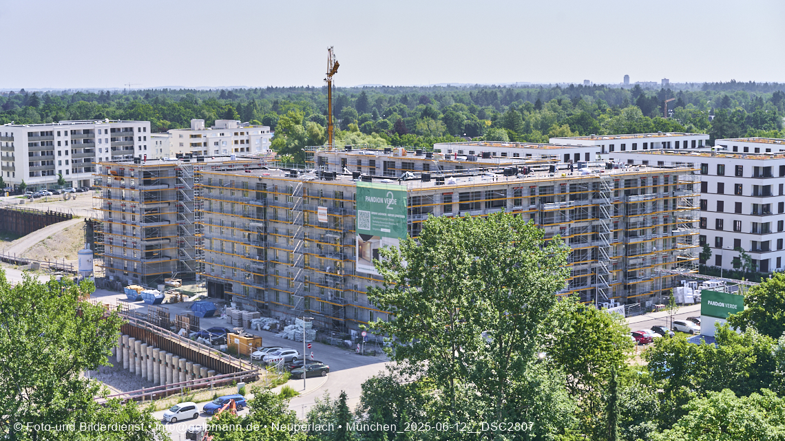 12.06.2025 - Alexisquartier_mit_Wohnanlage Karl-Marx-Ring 52-62 und das Marx-Zentrum in Neuperlach