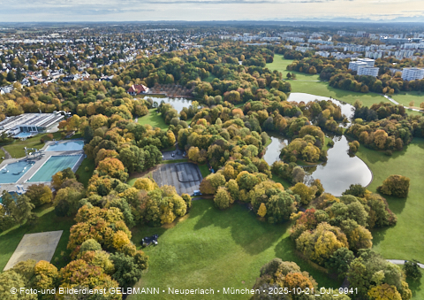 21.10.2025 - der Ostpark mit See und Biergarten im Herbst 2025