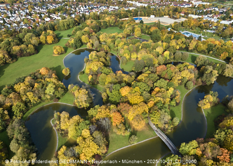 21.10.2025 - der Ostpark mit See und Biergarten im Herbst 2025