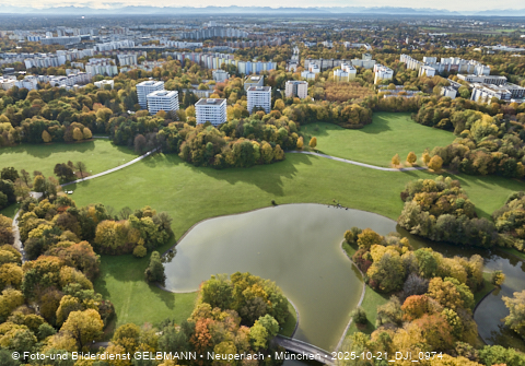 21.10.2025 - der Ostpark mit See und Biergarten im Herbst 2025