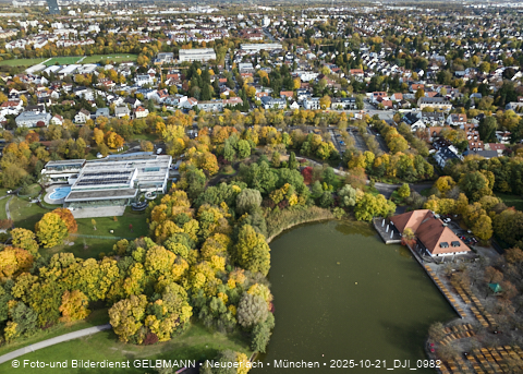 21.10.2025 - der Ostpark mit See und Biergarten im Herbst 2025