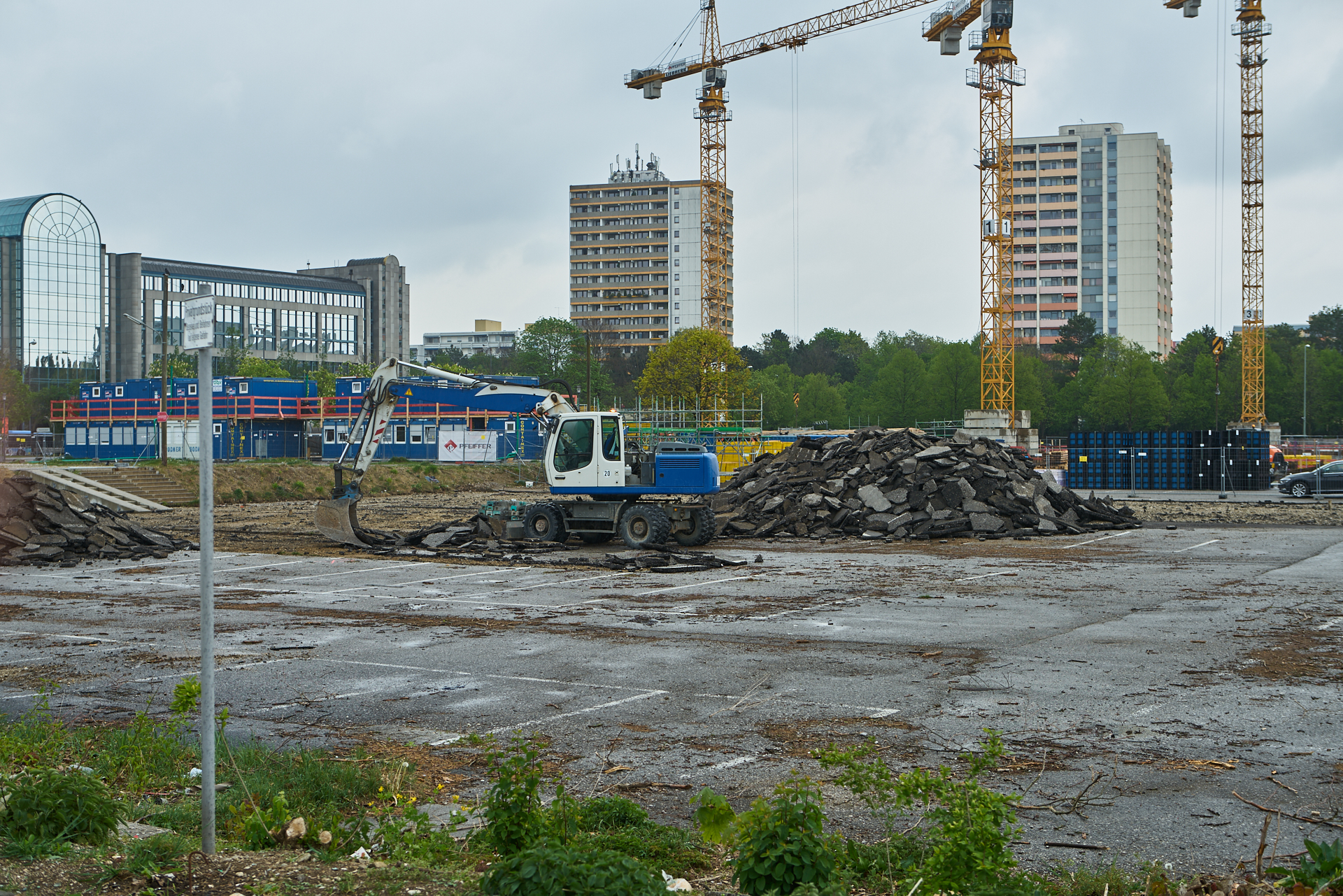 29.04.2019 - Auf dem Neuperlacher Hanns-Seidel-Platz wird weiter gebaut.