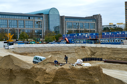 25.10.2019 - Die Baugrube des Perlach Plaza ist fast vollständig mit Spundwänden versehen