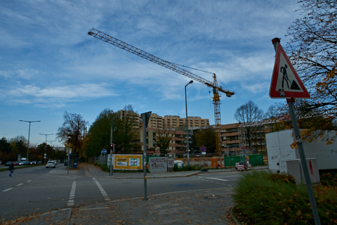 24.10.2019 - Der Kran steht und hat mit der Arbeit begonnen